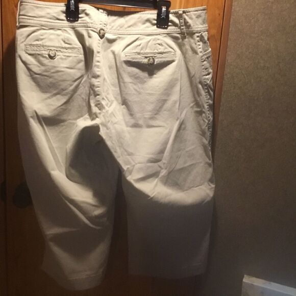 NWOT Eddie Bauer Brand Kaki Colored Capris Women’s Size 16. - Picture 6 of 14